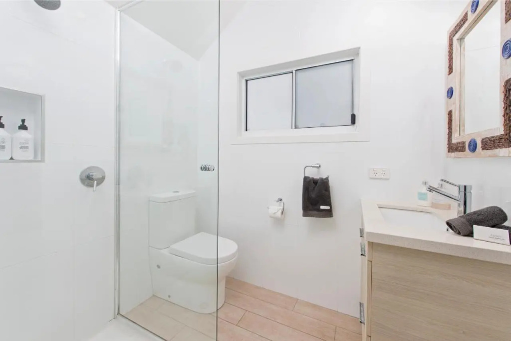 Middle Rock Beach House Beach Front Lake Cathie — 4-Star Luxury Hotel in Lake Cathie, Australia