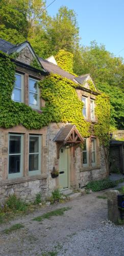 Enchanting Cottage for 4 Witchnest in Derbyshire with EV point — 4-Star Luxury Hotel in Matlock, United Kingdom