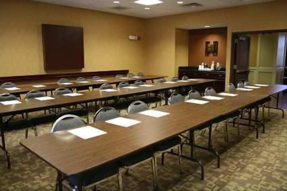 Hampton Inn & Suites Sevierville @ Stadium Drive - photo 35