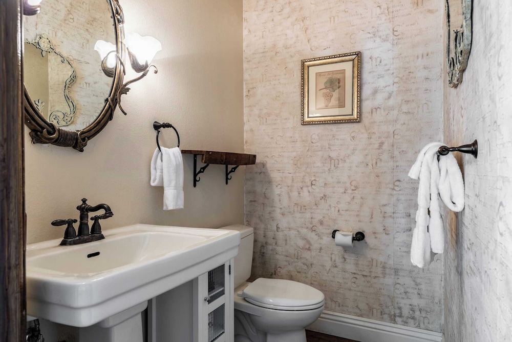 Sleeps 20 Vineyard Estate w Resort Pool Spa Game Room Wilson Creek Manor by AvantStay - photo 33