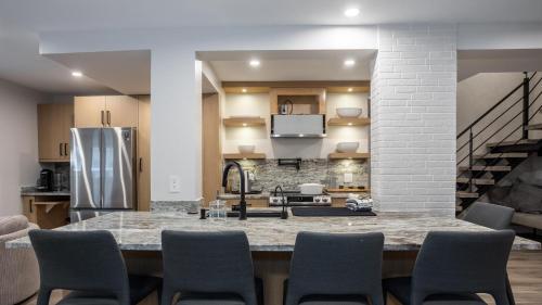 Fantastic Location Spacious 4 Bed Village Location Shared Hot Tub in Whistler, Canada