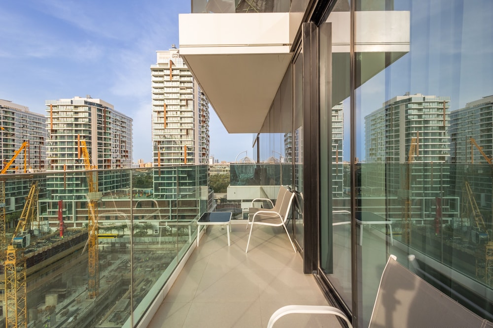 SuperHost Chic Modern 1BR Apt Retreat with City View — 4-Star Luxury Hotel in Dubai, United Arab Emirates