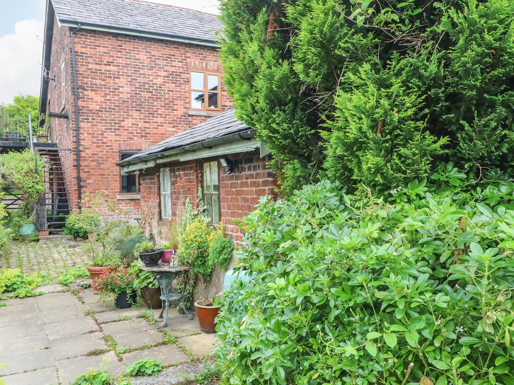 The Toolshed - carbon neutral hotel in Warrington
