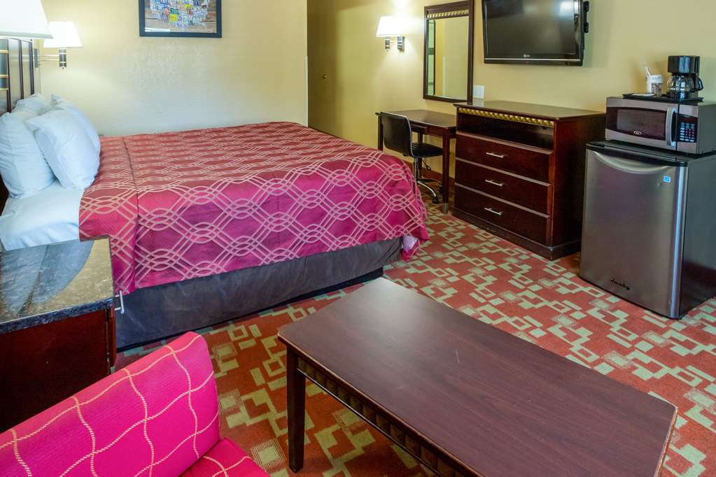 Econo Lodge Inn & Suites Fallbrook Downtown - photo 11