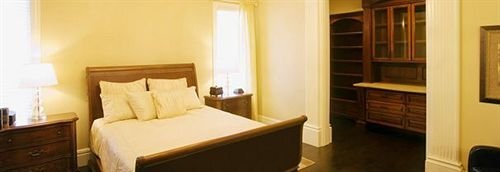 Emerald Palms Hotel in Mobile, United States