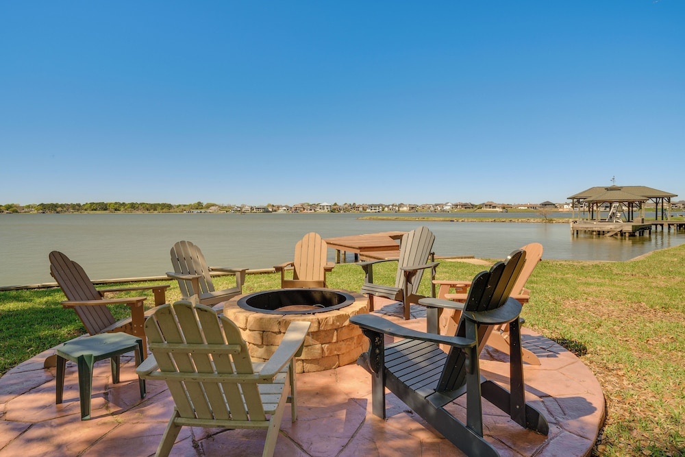 Modern Lake Conroe House with Lakefront Park and Deck — 4-Star Luxury Hotel in Willis, United States