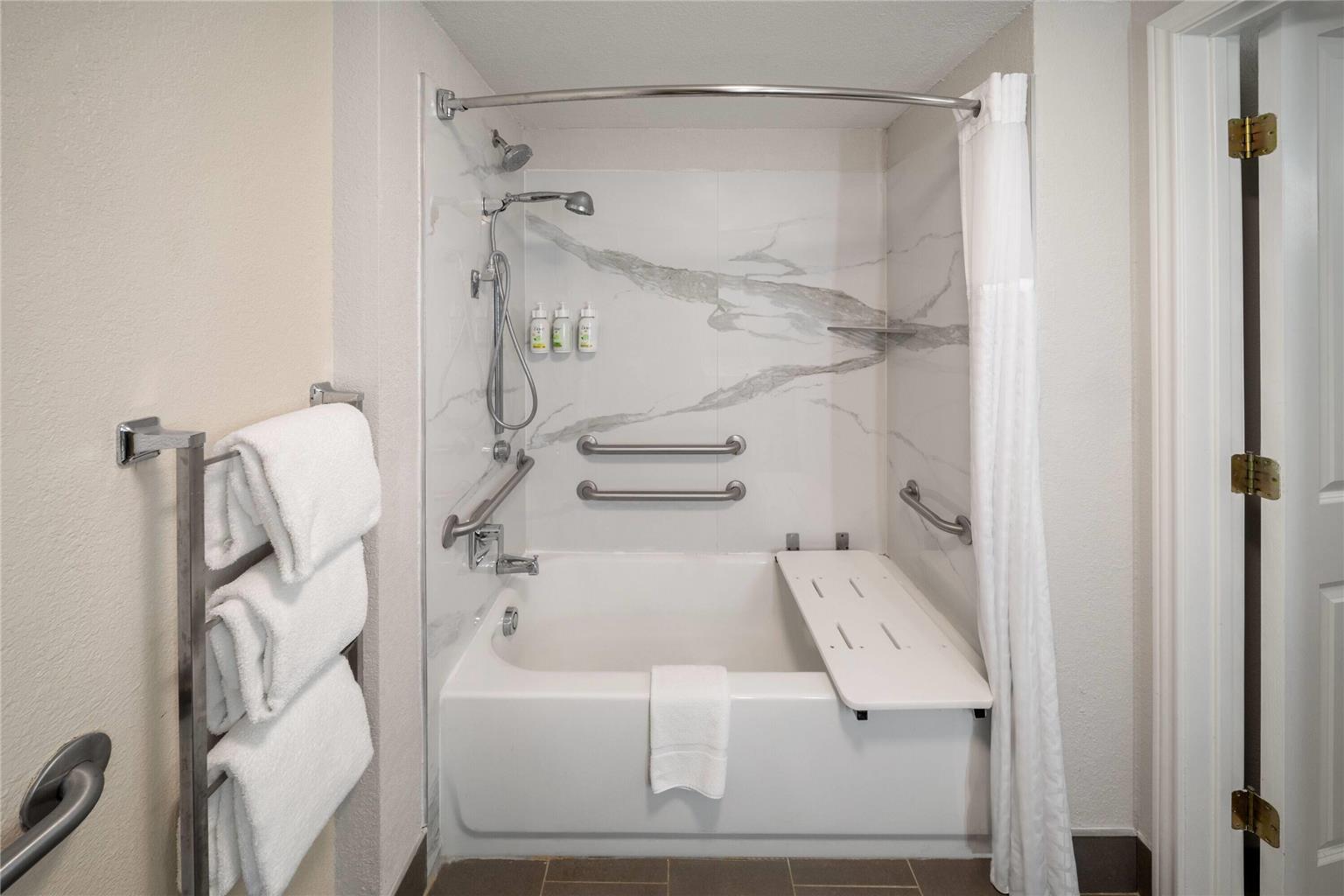 La Quinta Inn & Suites by Wyndham San Antonio Airport - photo 11
