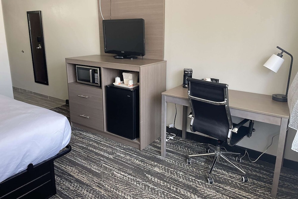 Days Inn by Wyndham Manitowoc - photo 9