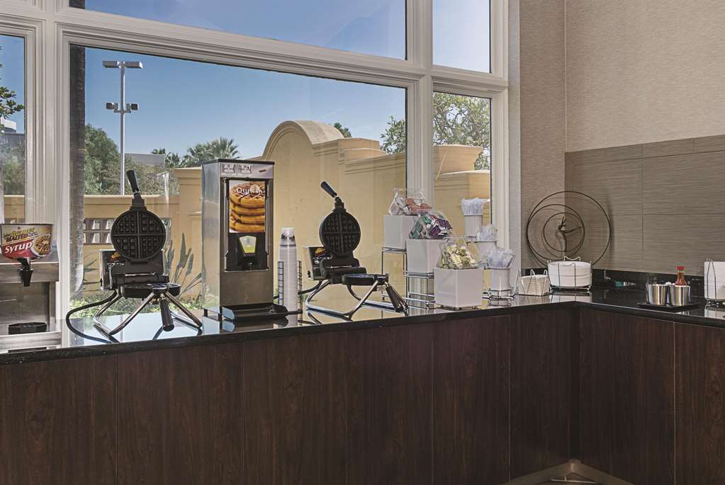 La Quinta Inn & Suites by Wyndham Ontario Airport - photo 54