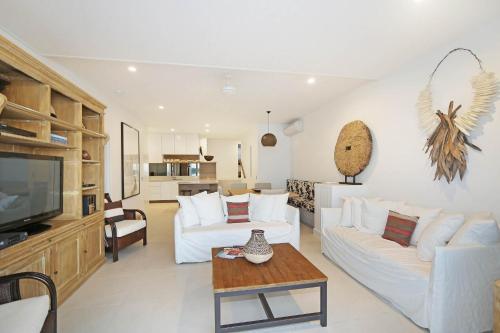 Riverfront Apartment Perfect Location — 4-Star Luxury Hotel in Noosaville, Australia