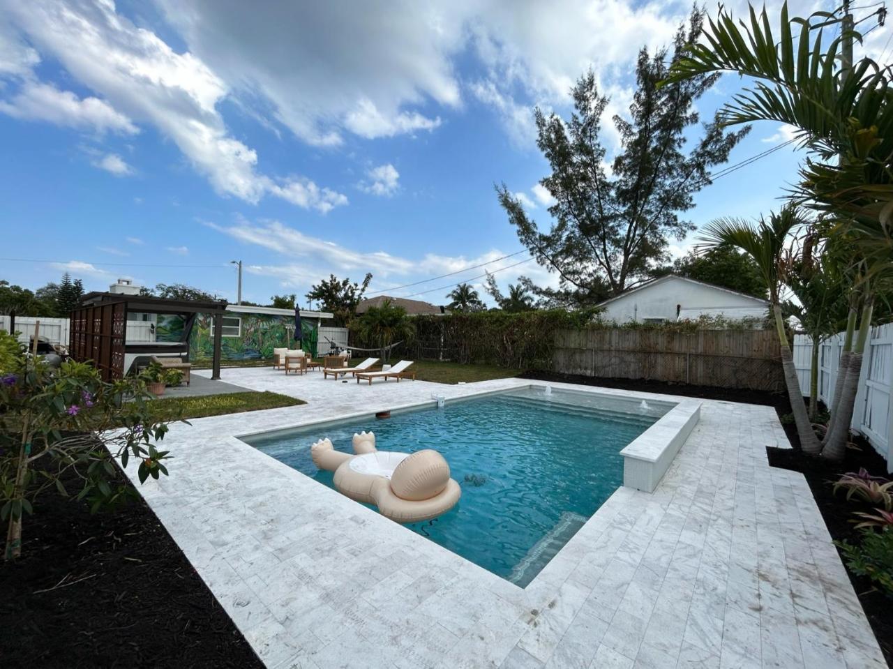 Jungle Cottage with Luxury Pool Hot Tub And More — 4-Star Luxury Hotel in Lake Worth, United States