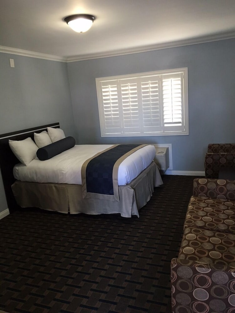 Hollywood Palms Inn and Suites - photo 55