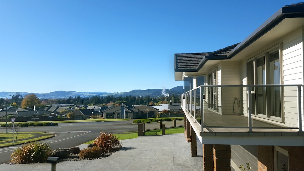 Rotorua Views B&B Apartment — 4-Star Luxury Hotel in Rotorua, New Zealand