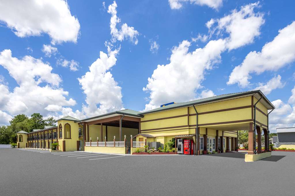 Days Inn by Wyndham Waycross - photo 3