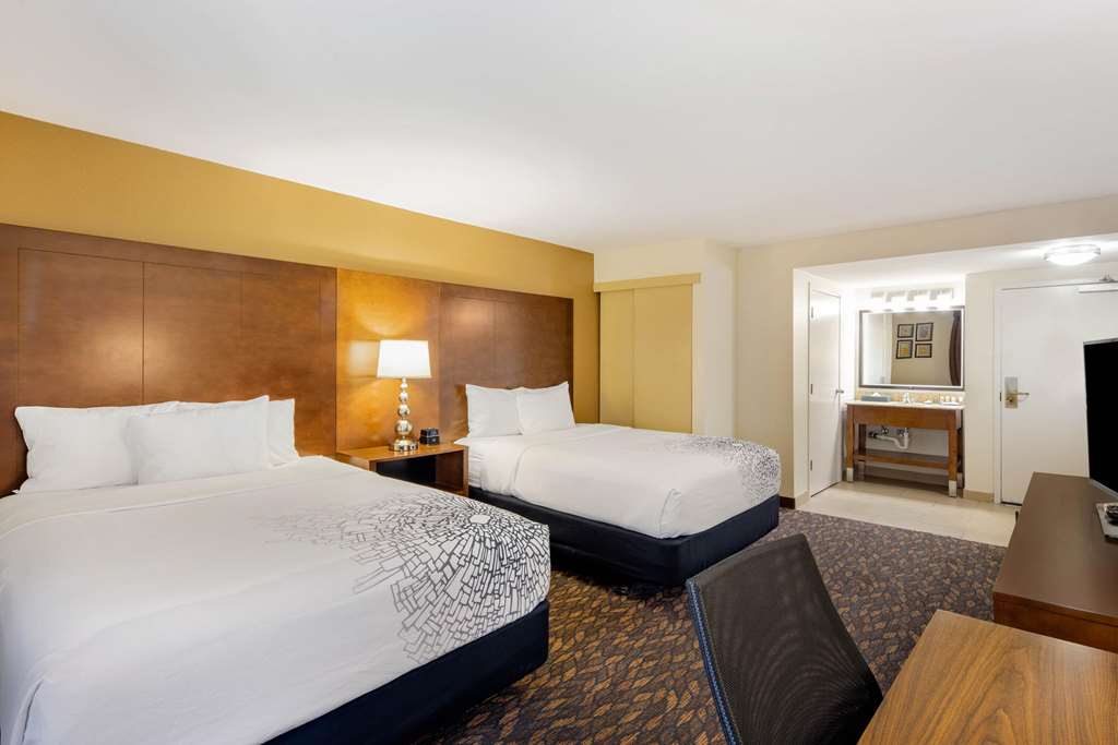 La Quinta Inn & Suites by Wyndham Oakland Hayward - photo 10