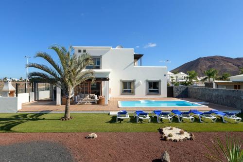 Hipoclub Villas Aguamarina 1 — 4-Star Luxury Hotel in Playa Blanca, Spain