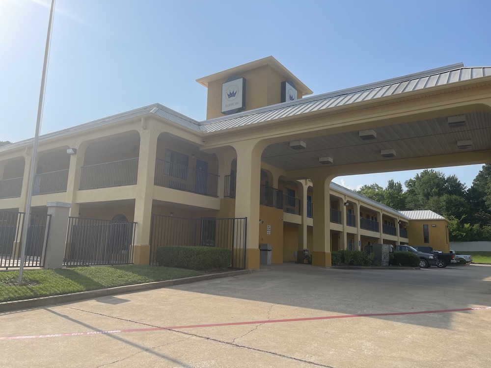 Majestic Inn - carbon neutral hotel in Longview