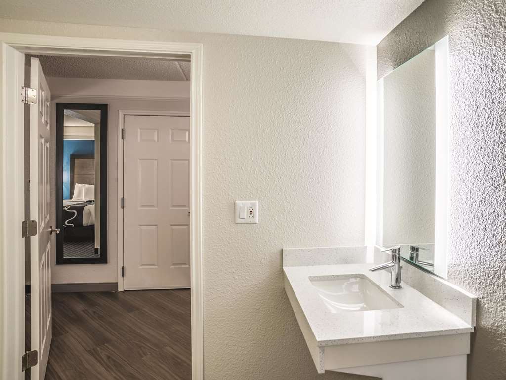 La Quinta Inn & Suites by Wyndham Phoenix Chandler - photo 32