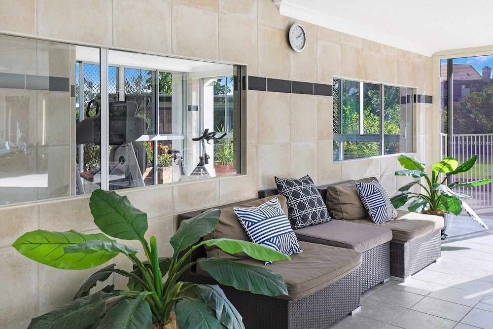 Pacific Regis — 4-Star Luxury Hotel in Burleigh Heads, Australia