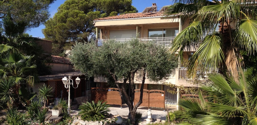 Hôtel et Studios Les Amandiers in Saint-Raphael, France