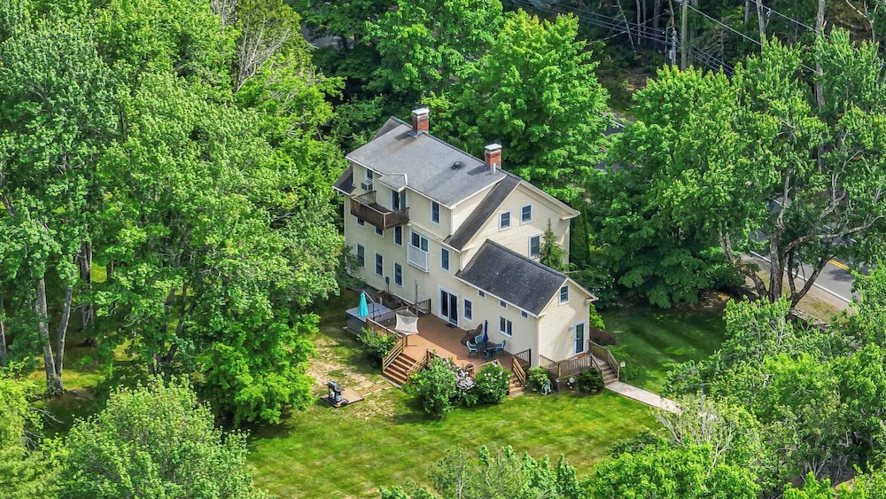 4 BDR w Private Hot Tub Backyard and Deck in Wells, United States