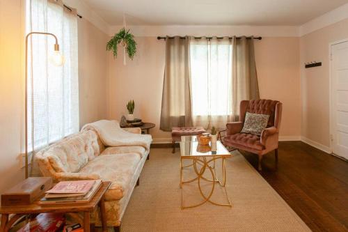 Classic & Cozy Apartments Parking & Close to DW — 4-Star Luxury Hotel in Medford, United States