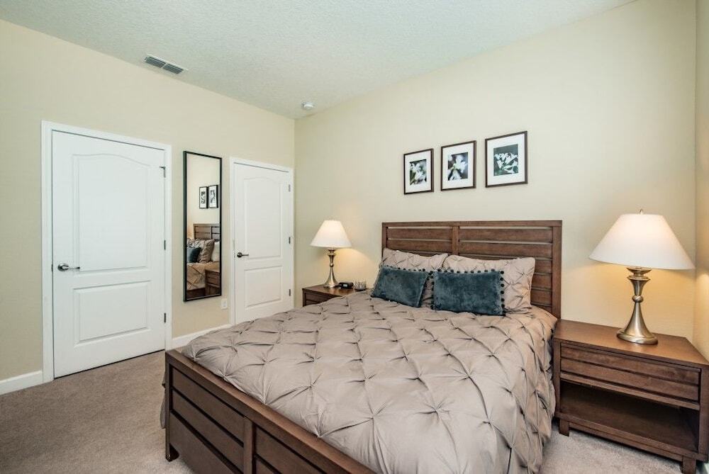8969Cp — hotel in Four Corners