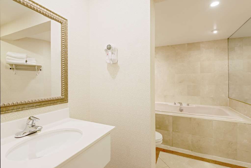 Super 8 by Wyndham Sturbridge - photo 9
