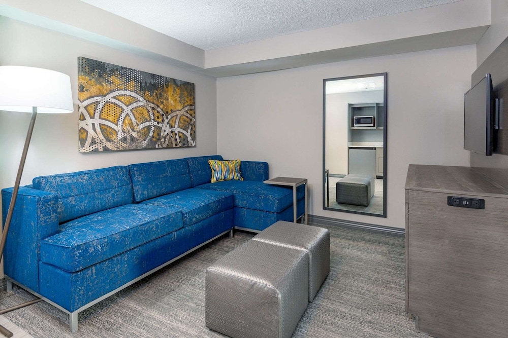 Hampton Inn & Suites Kansas City Country Club Plaza - photo 17
