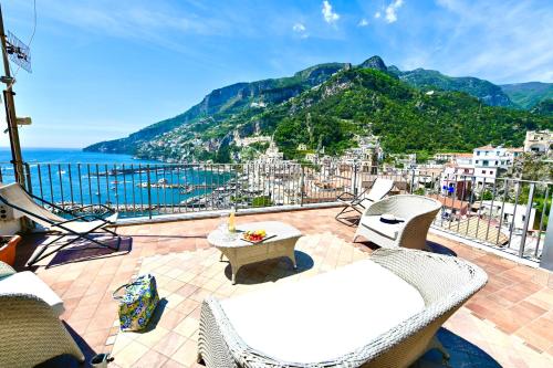 Rooftop flat in Amalfi Central Panoramic view Near the beach Terrace — 4-Star Luxury Hotel in Amalfi, Italy