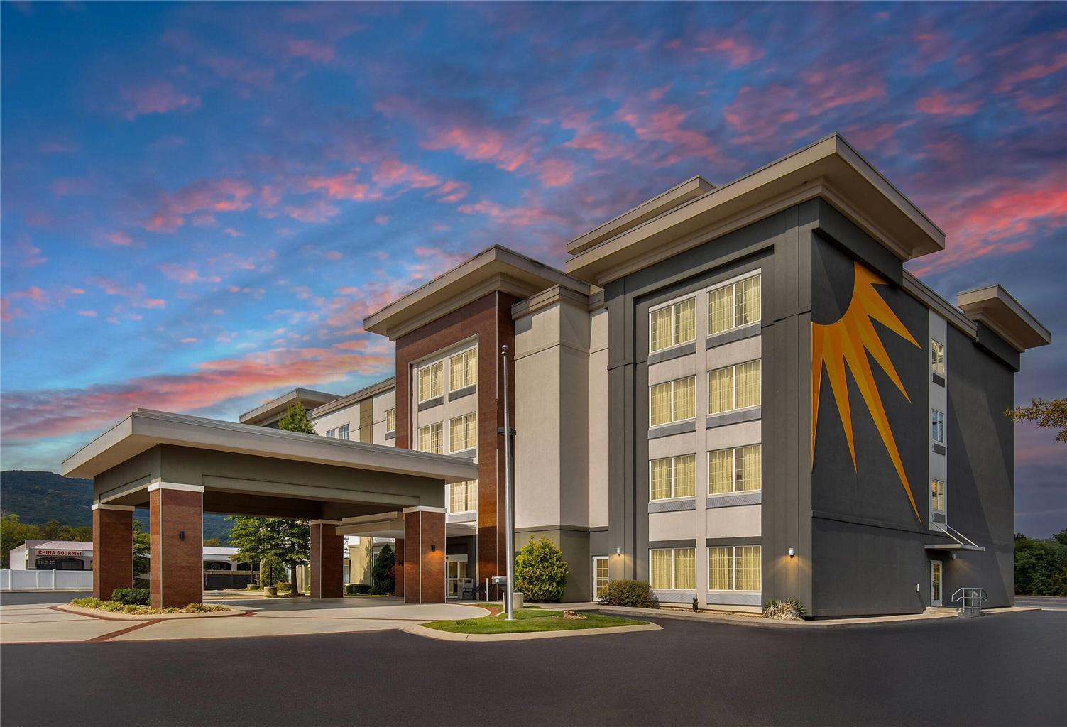 La Quinta Inn & Suites by Wyndham Chattanooga Lookout Mtn - photo 4