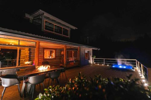 Upea hirsi mökki ulkoporeltaalla sekä kelosaunalla in Haemeenlinna, Finland