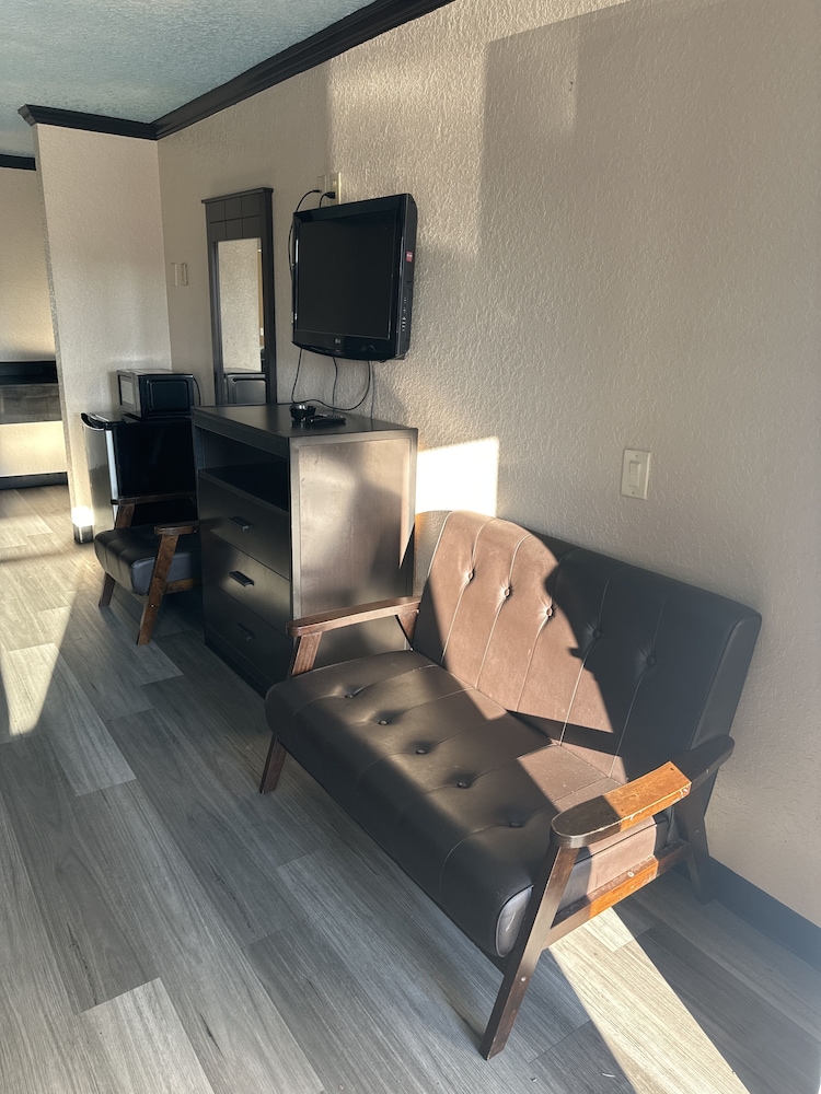 Luxury Inn and Suites - photo 9