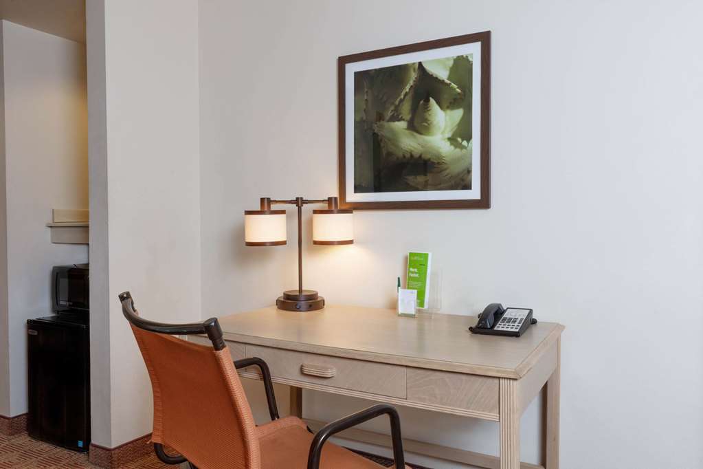 La Quinta Inn & Suites by Wyndham Garden City - photo 36