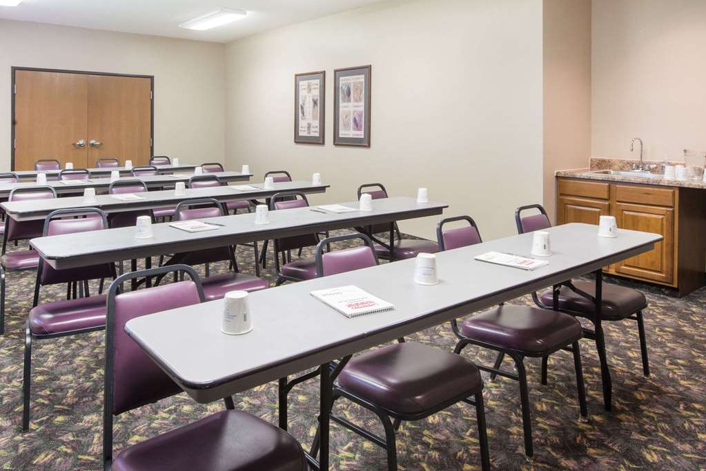 Super 8 by Wyndham Iola KS - photo 13