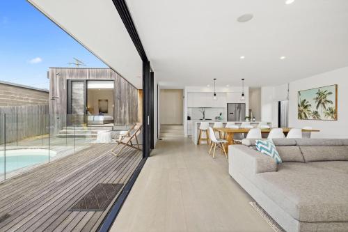 Aqua Luna Stylish Retreat by Koonya Ocean Beach — Blairgowrie — photo 2