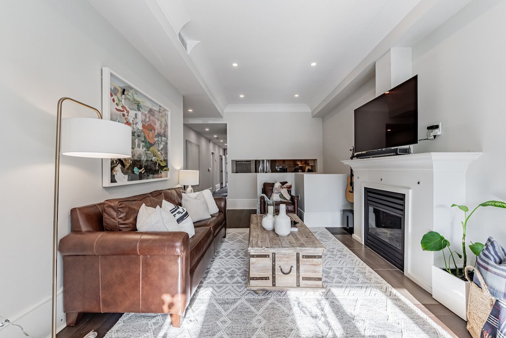 Rivetstays Designer Walk Suites - last minute hotel in Toronto
