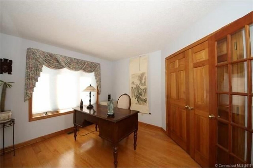 Roxbury Suites - photo 2