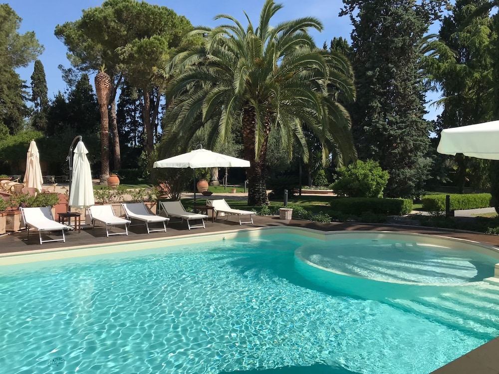 Homiday Villa Rosella — 4-Star Luxury Hotel in Roseto Degli Abruzzi, Italy