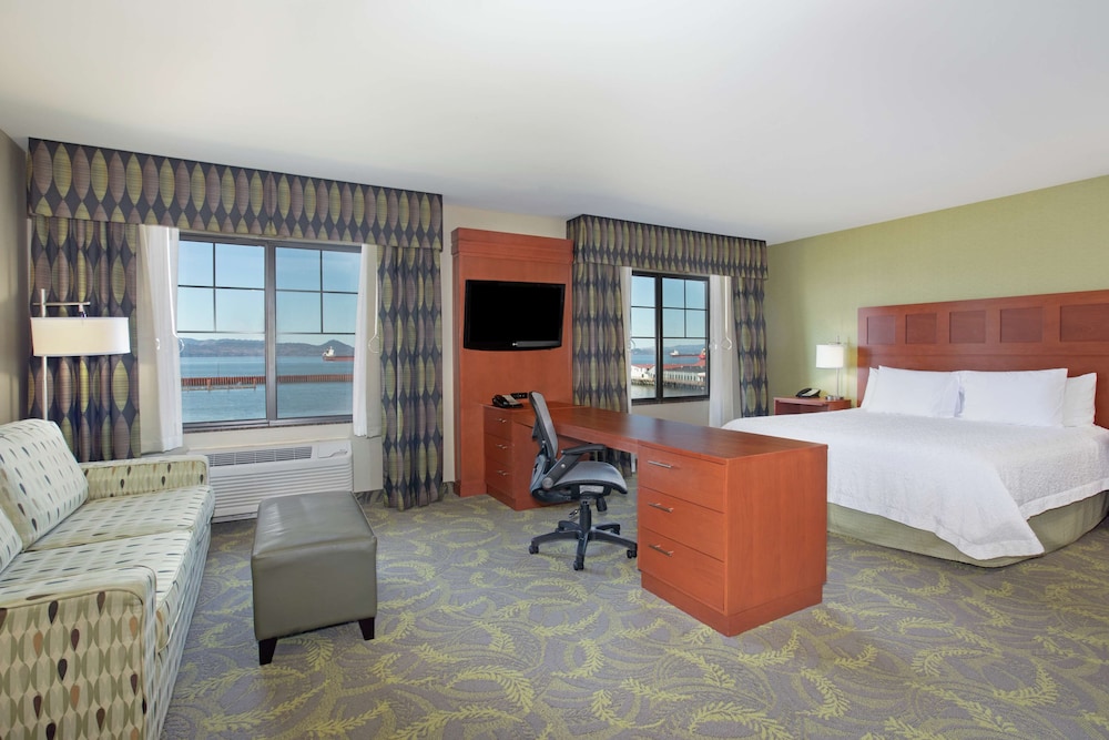 Hampton Inn and Suites Astoria - photo 17