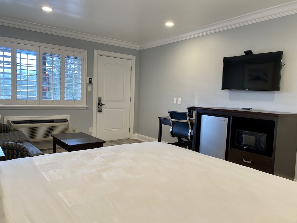 Aura Inn Monterey - photo 7