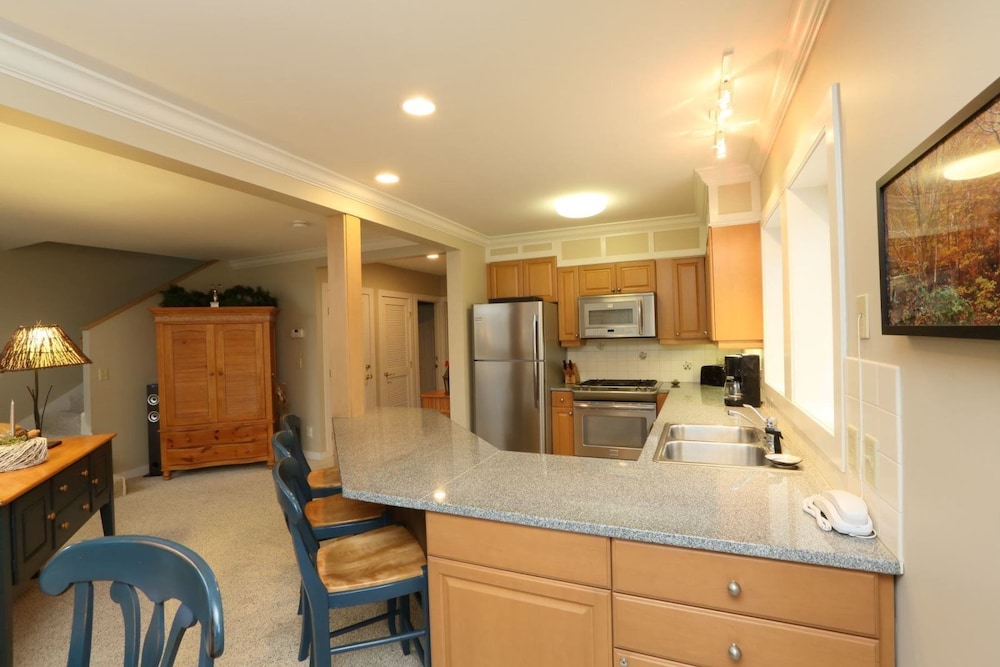 Upscale 3BR Topnotch Overlook - photo 11