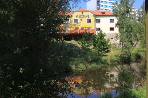 Hotel s restaurací Splávek — hotel in Strakonice