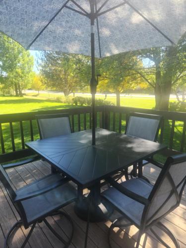 Happy Home Cozy Retreat With Deck Near Downtown Carbondale — 4-Star Luxury Hotel in Carbondale, United States