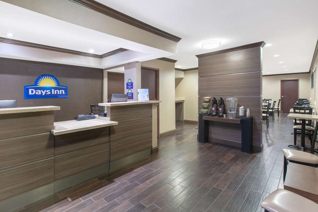 Days Inn & Suites by Wyndham Arlington Near Six Flags - photo 3