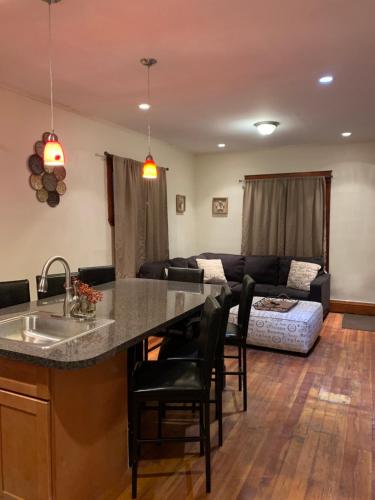 Cozy 4 Bedroom Home Accommodates 10 in Niagara USA — 4-Star Luxury Hotel in Niagara Falls, United States