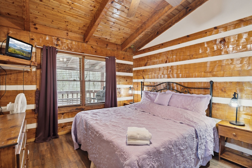 A Lover's Paradise 1 Bedroom Cabin Heavenly Views Resort - photo 4