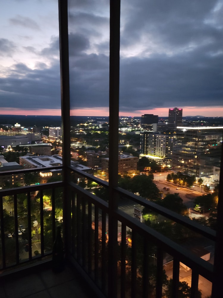 Modern Designed DTWN Condo with a 99 percent Walk Score — 4-Star Luxury Hotel in Atlanta, United States
