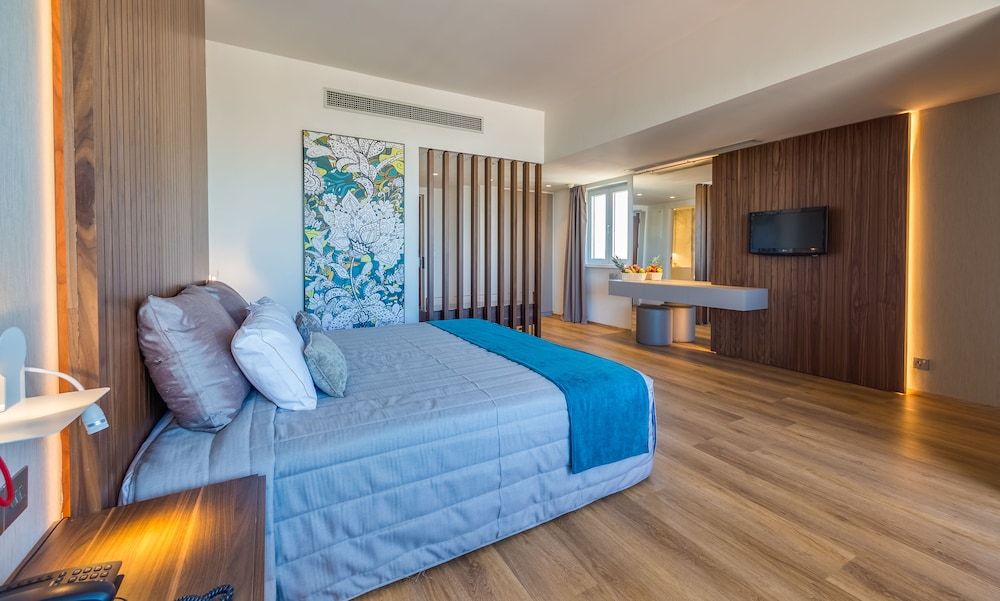 Sun Hall Hotel Larnaca Cyprus — Room (photo 5 of 5)