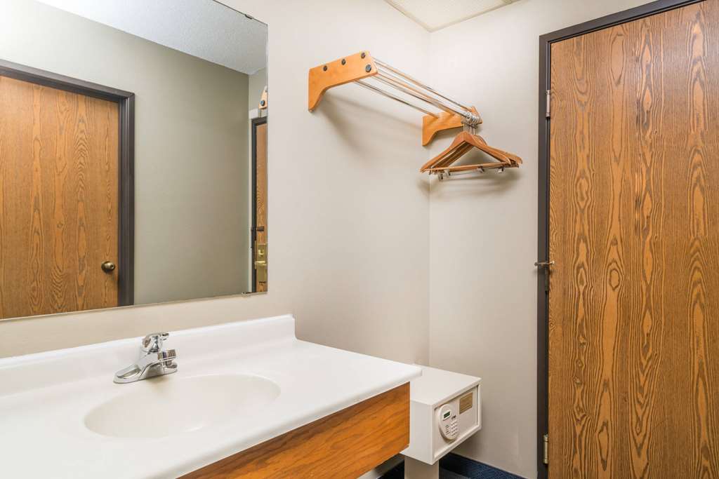 Super 8 by Wyndham Portage - photo 4